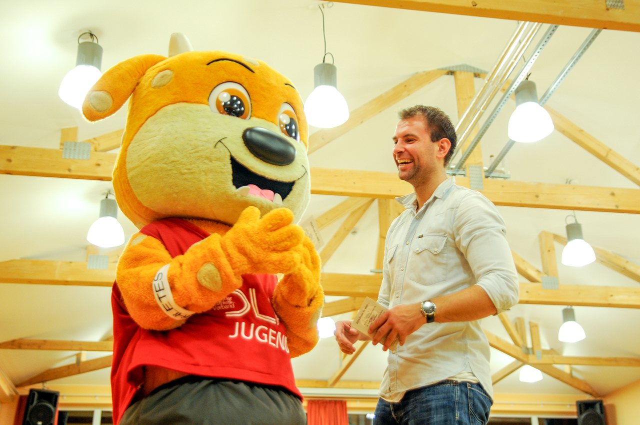Coach im Training mit einem Maskottchen