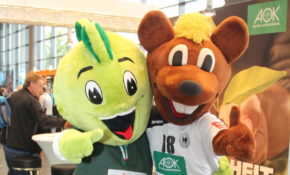 Zwei Maskottchen auf einer Veranstaltung – Handball-Maskottchen Hanniball mit Kollegen